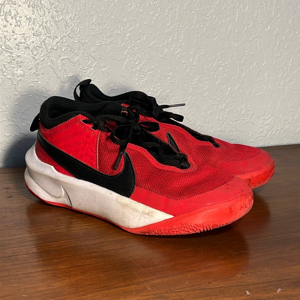 NIKE Team Hustle 10 Basketball Shoe Big Kid 4.5M/Women’s 6M